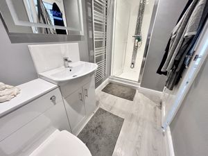 Shower room- click for photo gallery